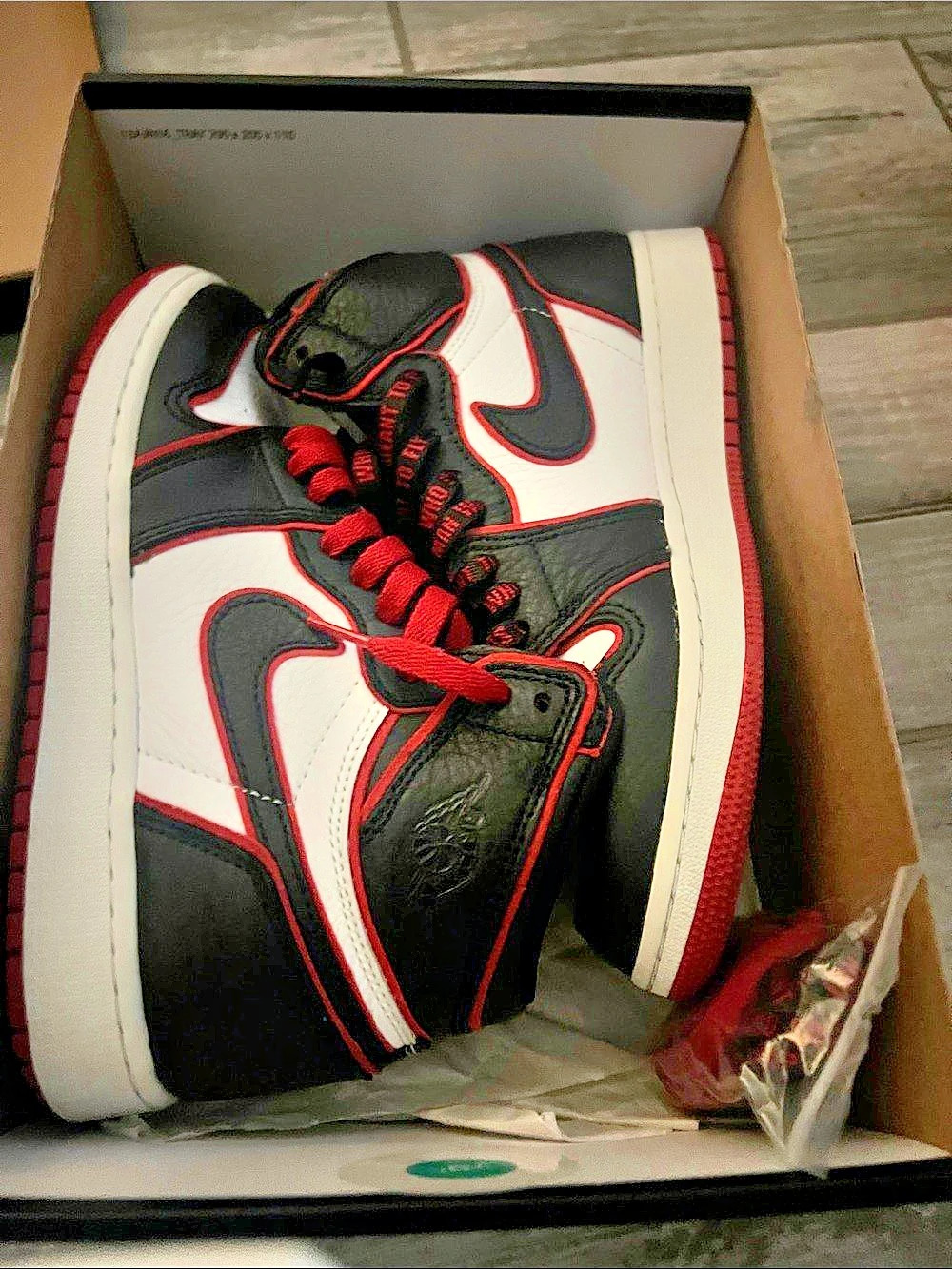 Nike Air Jordan 1 Retro High OG Chicago Sneakers US 5Y Like New